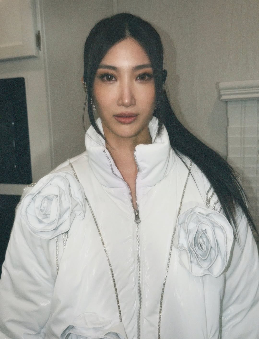 A carreira profissional de EJAE se consolidou nos bastidores da indústria musical, com atuação como compositora e produtora. 
