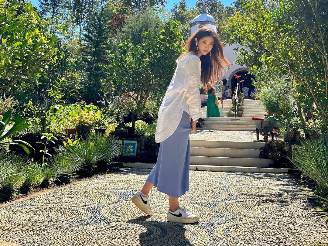 Durante cerca de uma dÃ©cada como trainee, EJAE estudou canto, danÃ§a e performance, mas nÃ£o estreou como integrante de um grupo idol. ApÃ³s esse perÃ­odo, transferiu seus estudos para a Tisch School of the Arts, da New York University.
