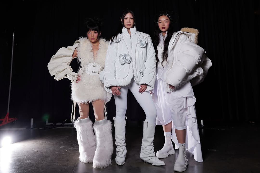 A interpretação vocal de “Golden” também ficou a cargo de EJAE junto de Audrey Nuna e Rei Ami. As músicas atribuídas ao grupo fictício “HUNTR/X” utilizam as vozes cantadas dessas três artistas, que representam Rumi, Mira e Zoey. Já os diálogos das personagens contam com dublagem de Arden Cho, May Hong e Ji-young Yoo, respectivamente.
