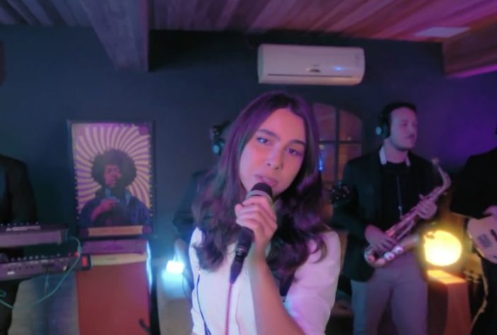 Elize Fleury, cantora brasileira vence The Voice japonês e recebe troféu – Reprodução/TV Globo