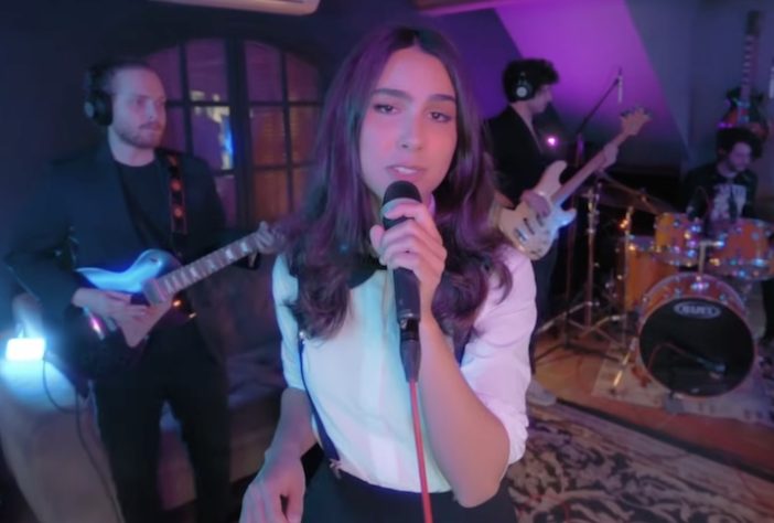 Elize Fleury, cantora brasileira vence The Voice japonês e recebe troféu – Reprodução/YouTube