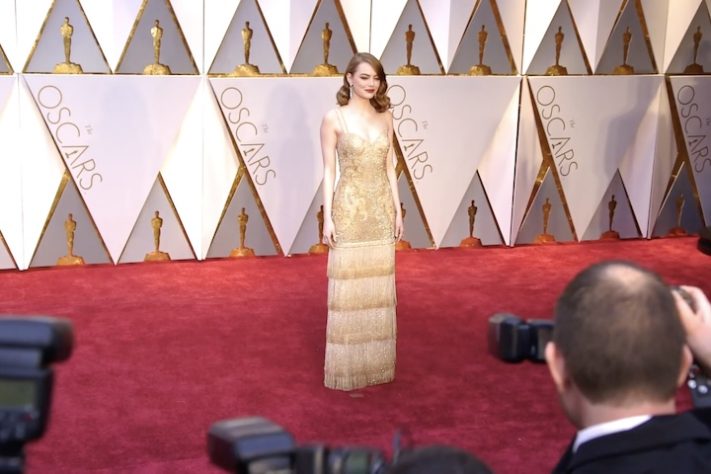 Emma Stone no tapete vermelho – Reprodução/YouTube