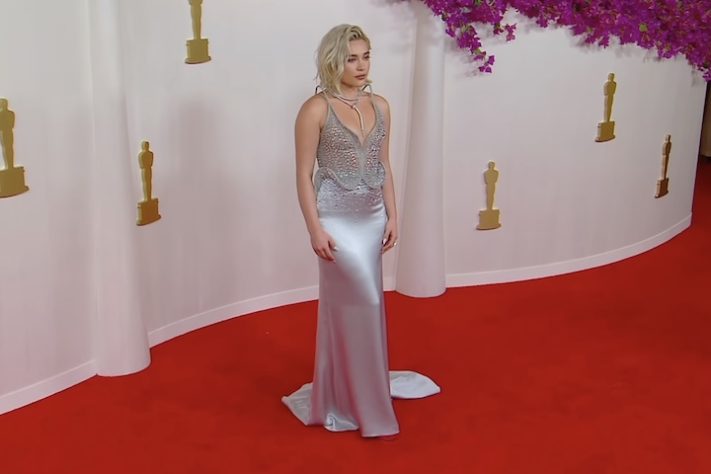 Florence Pugh no tapete vermelho - Reprodução/YouTube