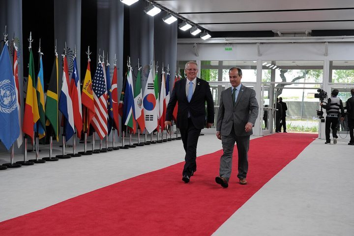 Nos Estados Unidos, hÃ¡ registros do uso do tapete vermelho jÃ¡ no sÃ©culo 19, especialmente em recepÃ§Ãµes oficiais e eventos polÃ­ticos.