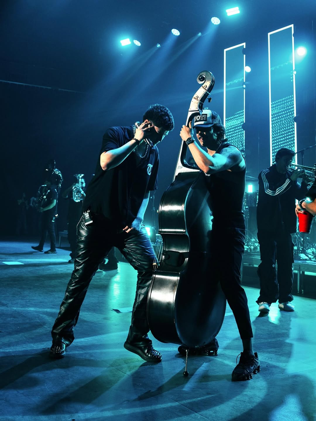 O grupo é reconhecido como um dos pioneiros dos corridos tumbados, subgênero que combina instrumentos tradicionais da música mexicana com estruturas rítmicas e temáticas do urbano contemporâneo.
