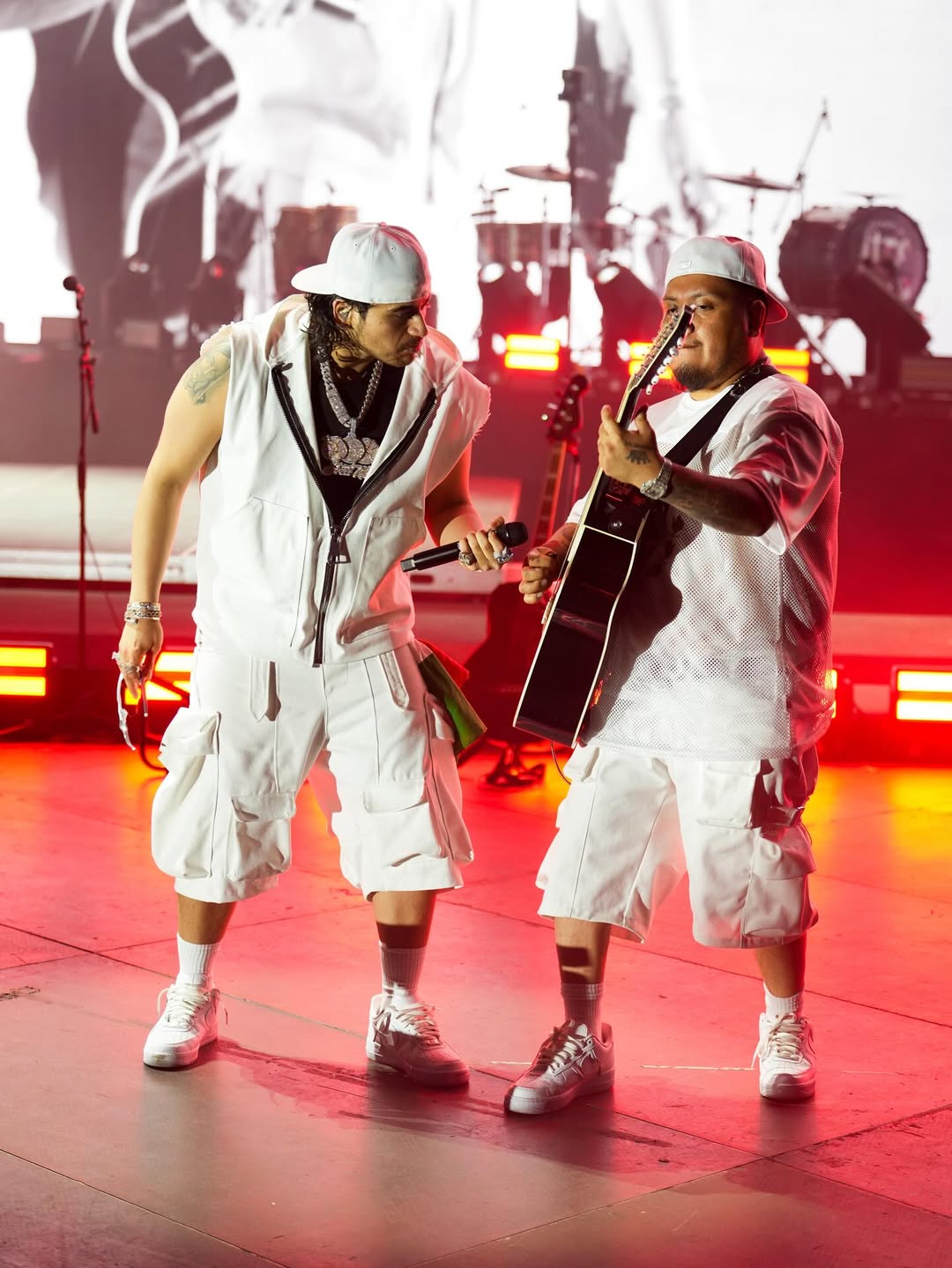 Também em 2024, o grupo lançou, em parceria com o Grupo Frontera, o EP “Mala Mía”, indicado ao Grammy 2026 na categoria Melhor Álbum de Música Mexicana e ao Latin Grammy na categoria Melhor Música Regional Mexicana.
