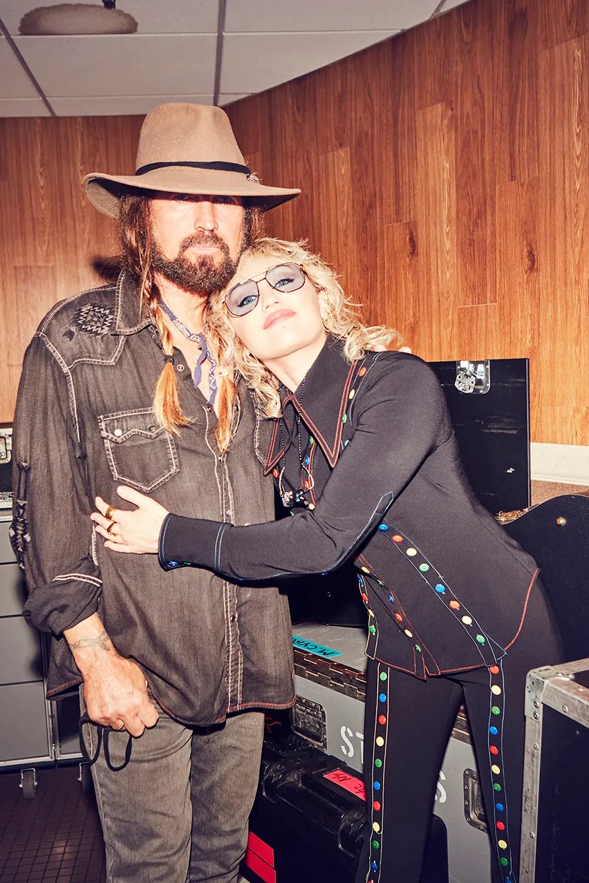 Em 2025, os dois iniciaram um processo de reaproximação. Miley escreveu a canção “Secrets”, dedicada ao pai como gesto de afeto, maturidade e reconhecimento de seu legado. Já na casa dos trinta anos, a cantora afirmou ter passado a priorizar a família acima de tudo, destacando que o tempo e o diálogo foram fundamentais para a cura das feridas.
