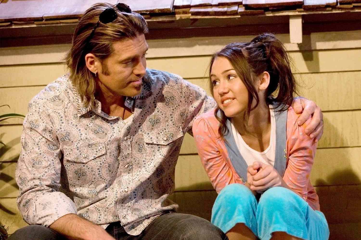 A relação de Miley com o pai, Billy Ray Cyrus, também foi alvo de especulação pública. Após anos de parceria profissional, conflitos pessoais ligados ao divórcio de Billy Ray e Tish Cyrus, somados a problemas de comunicação, provocaram um afastamento entre pai e filha.
