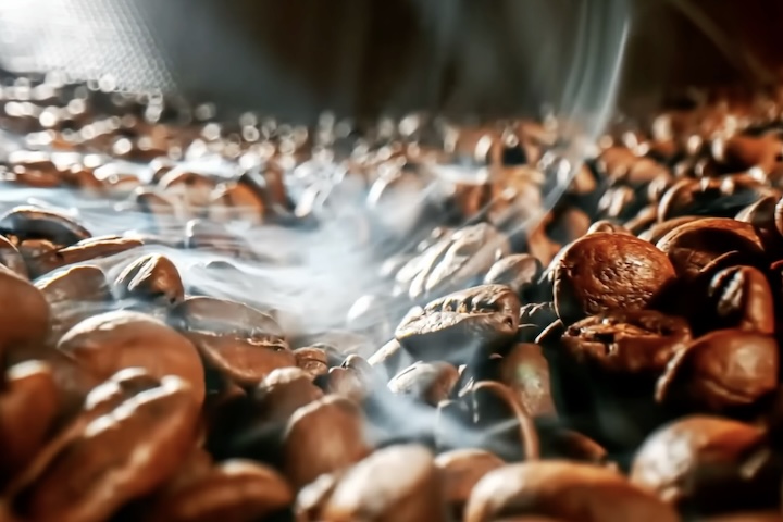 O processo agrÃ­cola envolve germinaÃ§Ã£o, crescimento das mudas, plantio em regiÃµes de clima adequado, floraÃ§Ã£o, frutificaÃ§Ã£o e colheita, que pode ser manual ou mecanizada.