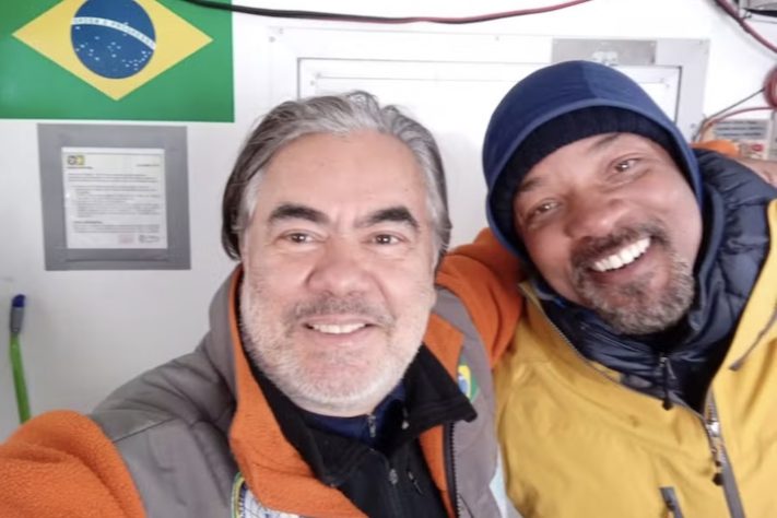 Heitor Evangelista, pesquisador da Uerj, recebe visita de Will Smith em base científica na Antártida durante gravações de docuséries do National Geographic — Divulgação