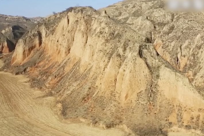 Homem compra montanha inteira e transforma rocha em casa após meses de escavação – Reprodução/YouTube