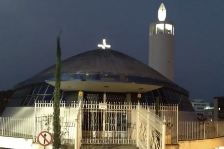 Projetada com simbolismo espiritual — no qual a estrutura circular representa a universalidade e a cúpula remete ao céu —, a igreja celebrou em 2025 os 60 anos de sua primeira missa.