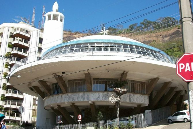 Igreja histórica com formato de ‘disco voador’ atrai curiosos em cidade mineira