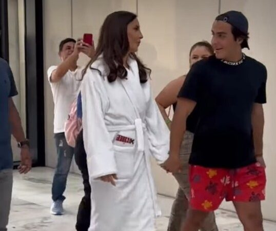 Ivete Sangalo chama atenção ao embarcar de roupão em Guarulhos