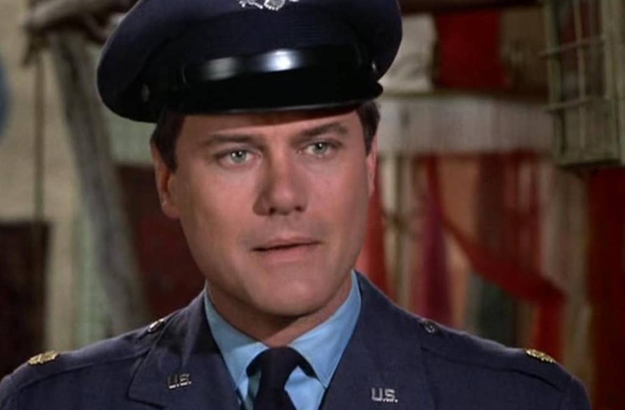 Larry Hagman, intérprete de Tony Nelson, teve problemas que impactaram bastidores. Revelou ter atuado bêbado, além do vício em LSD e maconha. Em 1995, precisou de transplante de fígado devido ao excesso de bebidas. Depois, passou a detestar seu personagem, e segundo Barbara, em razão do roteiro, ao qual ele considerava fraco.

