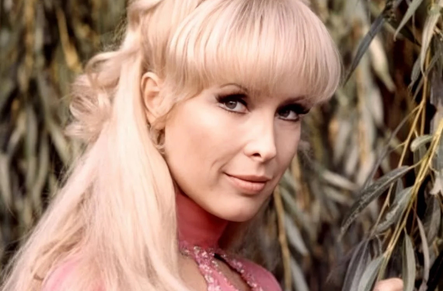 Barbara Eden, hoje com 94 anos, foi a única atriz loura testada para o papel de Jeannie, a protagonista. Sheldon preferia uma morena inicialmente, mas dentre as testadas, Barbara mostrou ser a melhor escolha. A presença carismática da atriz definiu a identidade da personagem para sempre e o tom da série.
