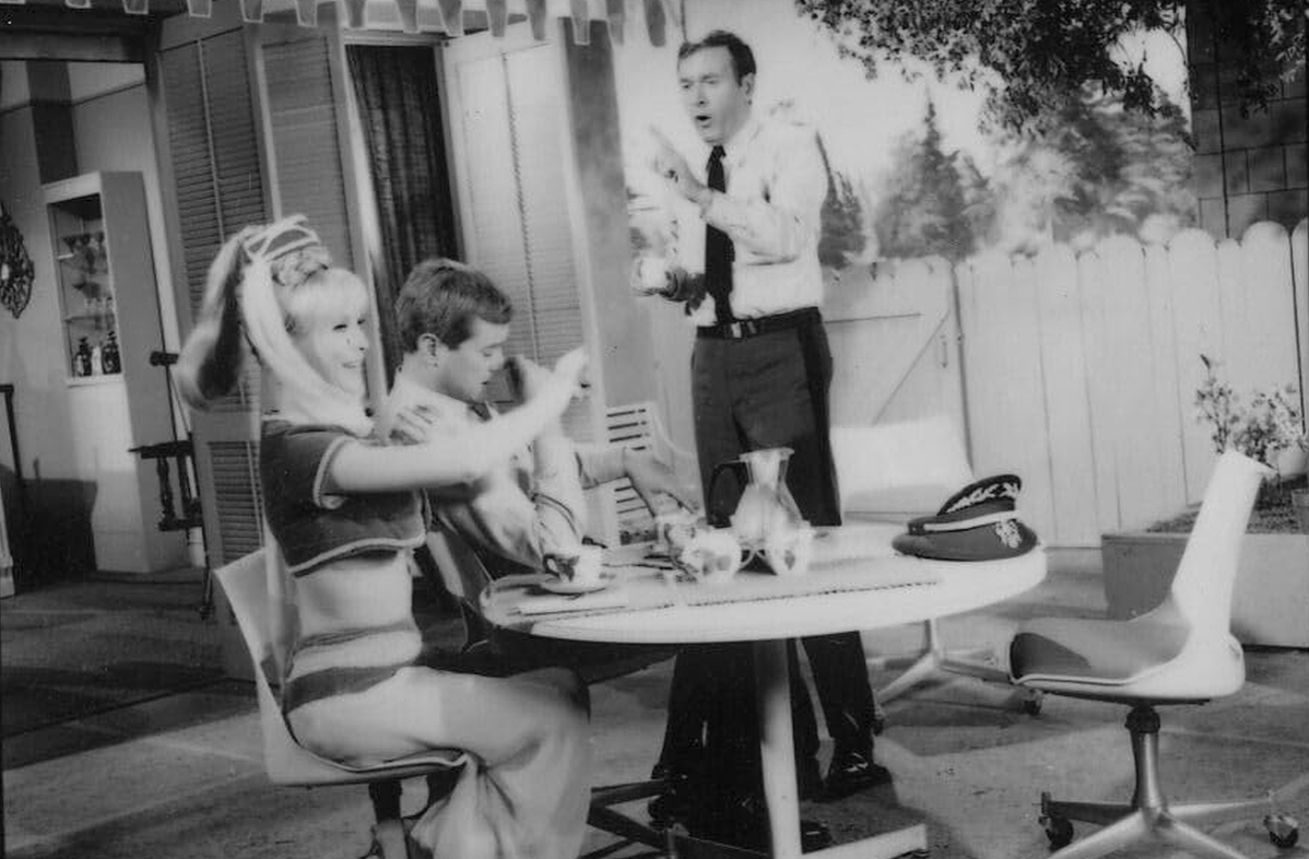 A temporada de estreia foi exibida em preto e branco, afinal, a NBC não acreditava que a série iria vingar. Contudo, o resultado foi um grande sucesso e logo veio a migração para o colorido, o que ampliou o encanto visual da série e destacou ainda mais os cenários mágicos. Assim, é comum achar a primeira temporada colorizada.