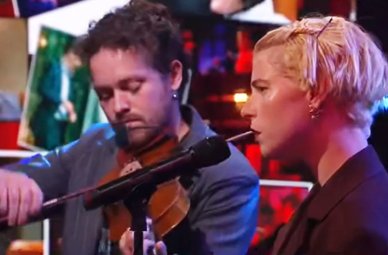 Além da atuação, Jessie Buckley manteve projetos musicais paralelos: gravou canções e participou de trilhas sonoras. Sua voz potente sempre foi um diferencial, proporcionando à sua carreira a junção de música e interpretação.