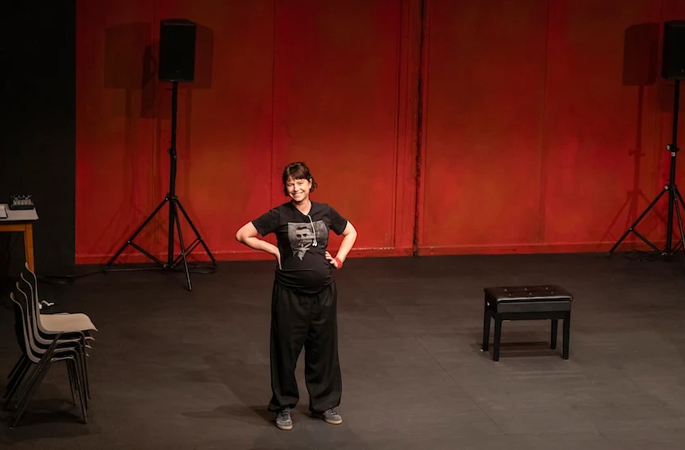 Com uma carreira marcada por talento musical e força dramática, Buckley transitou entre palcos e telas com naturalidade, conquistando público e crítica. Sua trajetória é um exemplo de dedicação e evolução constante.