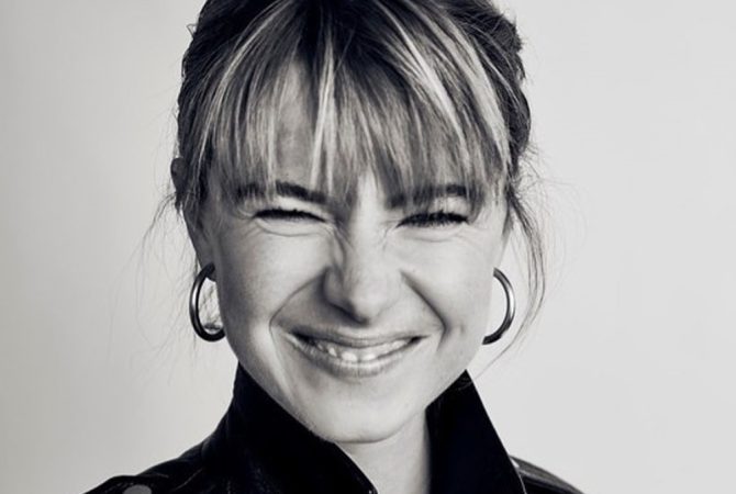 Conheça Jessie Buckley, atriz vencedora do Critics Choice Awards e favorita ao Oscar 2026