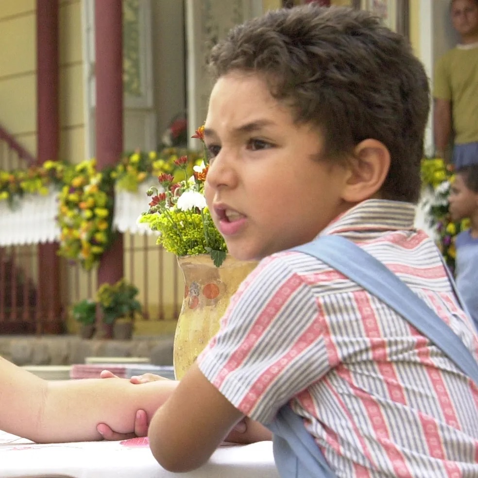 Caçula de dez irmãos, teve a carreira acompanhada de perto pela mãe até os 18 anos. Ele estreou ainda criança na TV Globo, em 2003, com uma participação na novela 