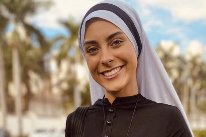 Jovem de Minas Gerais foi apelidada de 'freira mais bonita do mundo' nas redes sociais – Reprodução @servasdemariasantissima