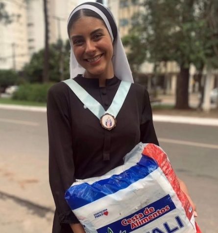 Jovem de Minas Gerais foi apelidada de 'freira mais bonita do mundo' nas redes sociais – Reprodução/Instagram