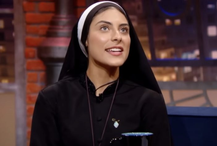 Jovem de Minas Gerais foi apelidada de 'freira mais bonita do mundo' nas redes sociais – Reprodução/SBT