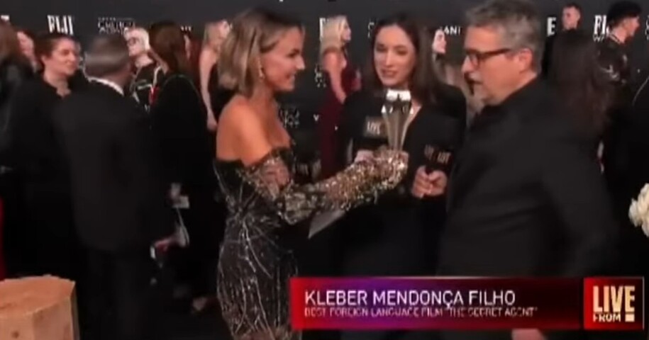 O anúncio não ocorreu durante a cerimônia ao vivo, e sim no tapete vermelho, enquanto o diretor concedia entrevista, o que causou surpresa e desconforto. Embora esse tipo de divulgação seja comum em categorias mais técnicas, a situação ganhou repercussão negativa.