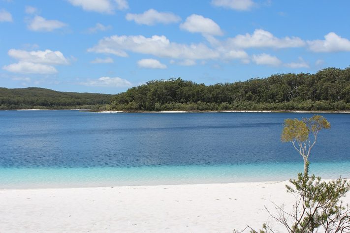 Lake McKenzie, Ilha K’gari, Austrália - Wikimedia Commons/UrbanDruid
