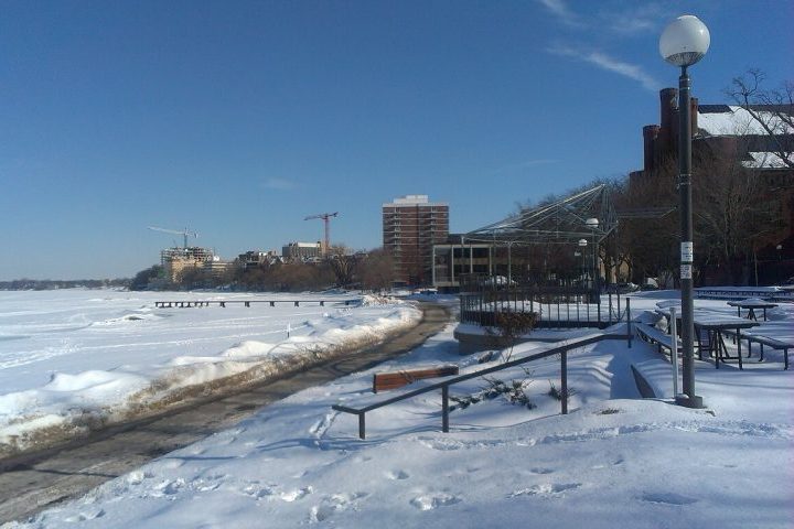 <p>Além disso, o lago é amplamente utilizado para pesca, navegação, vela e, no inverno rigoroso, para patinação e pesca no gelo.</p>
