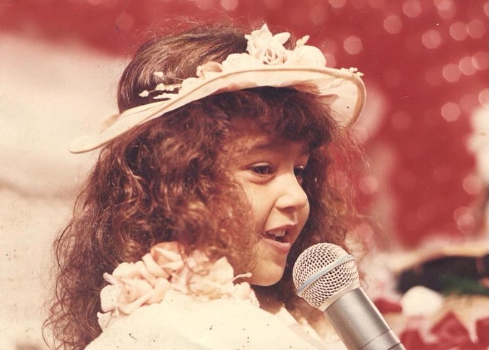 Mayara Lauana Pereira e Vieira do Prado nasceu em 25 de maio de 1989, na cidade de Goiânia, e cresceu em Araguaína, no estado do Tocantins. Ainda na infância, iniciou o contato com a música e aprendeu a tocar instrumentos como violino, guitarra, piano e ukulele.
