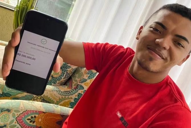 Show de honestidade: estudante devolve pix errado de R$ 200 mil