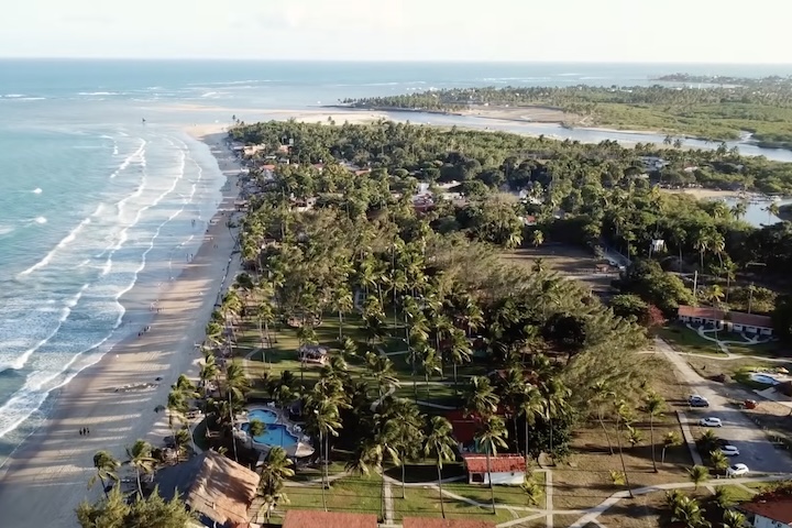 <p>No Pontal de Maracaípe, é possível ver o encontro do rio com o mar e observar cavalos-marinhos.</p>
