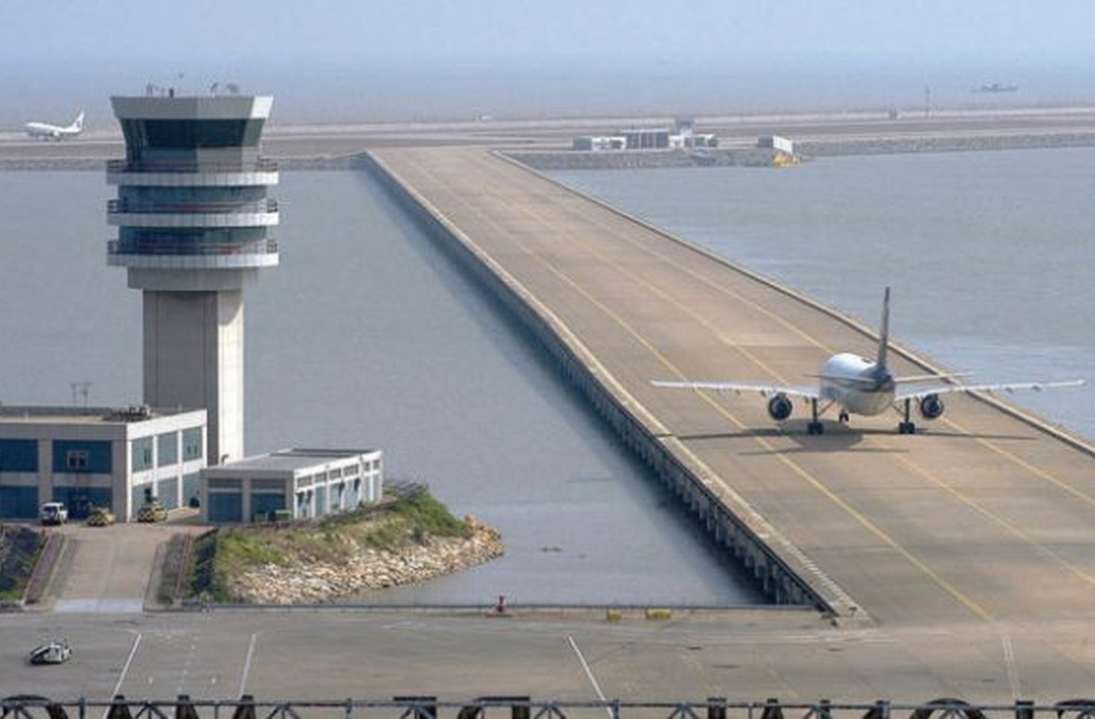 <p>Macau está conectada por ferry, ponte e aeroporto internacional. A proximidade com Hong Kong, aliás, facilita o fluxo de visitantes. Essa infraestrutura garante acesso rápido e eficiente, e o turismo cresce de forma contínua.</p>
