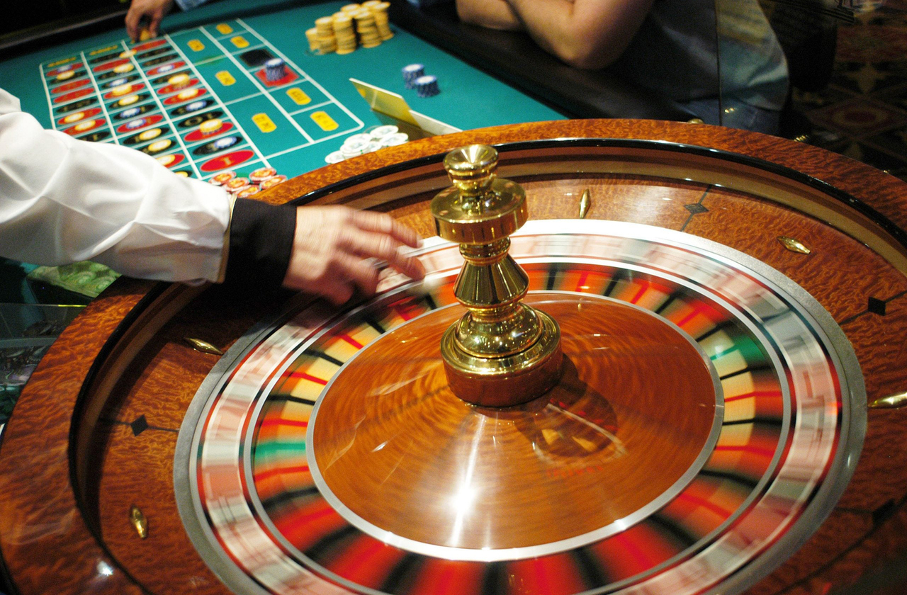 <p>O jogo foi legalizado em 1850, sob administração portuguesa, marcando um ponto decisivo. A cidade começou a se consolidar como destino único para apostas na Ásia, tanto que, ao longo do século 20, se expandiu com concessões exclusivas. Assim, Macau tornou-se referência mundial em cassinos.</p>
