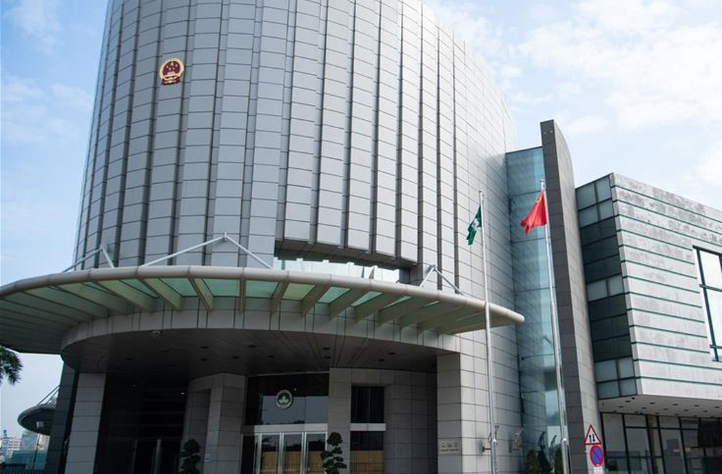 <p>O governo de Macau controla rigorosamente o setor de jogos, e as concessões são limitadas e renovadas com critérios claros. A regulação garante estabilidade e confiança para investidores e, assim, o mercado mantém credibilidade internacional.</p>
