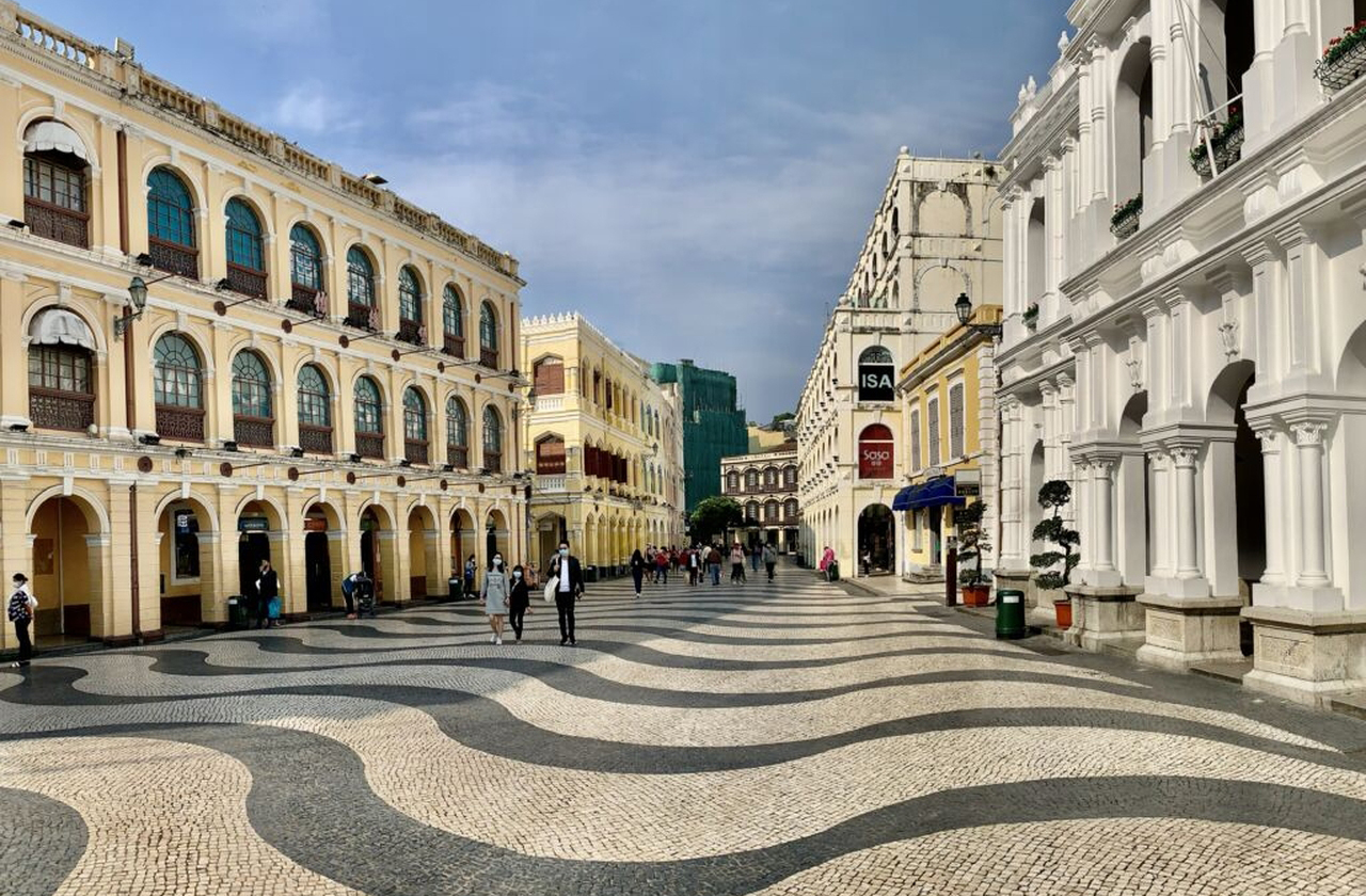 <p>Apesar do foco nos jogos, Macau preserva sua herança cultural. A mistura de influências chinesas e portuguesas é visível nas ruas. Cassinos incorporam elementos dessa identidade em sua arquitetura. Tradição e modernidade, portanto, convivem lado a lado.</p>
