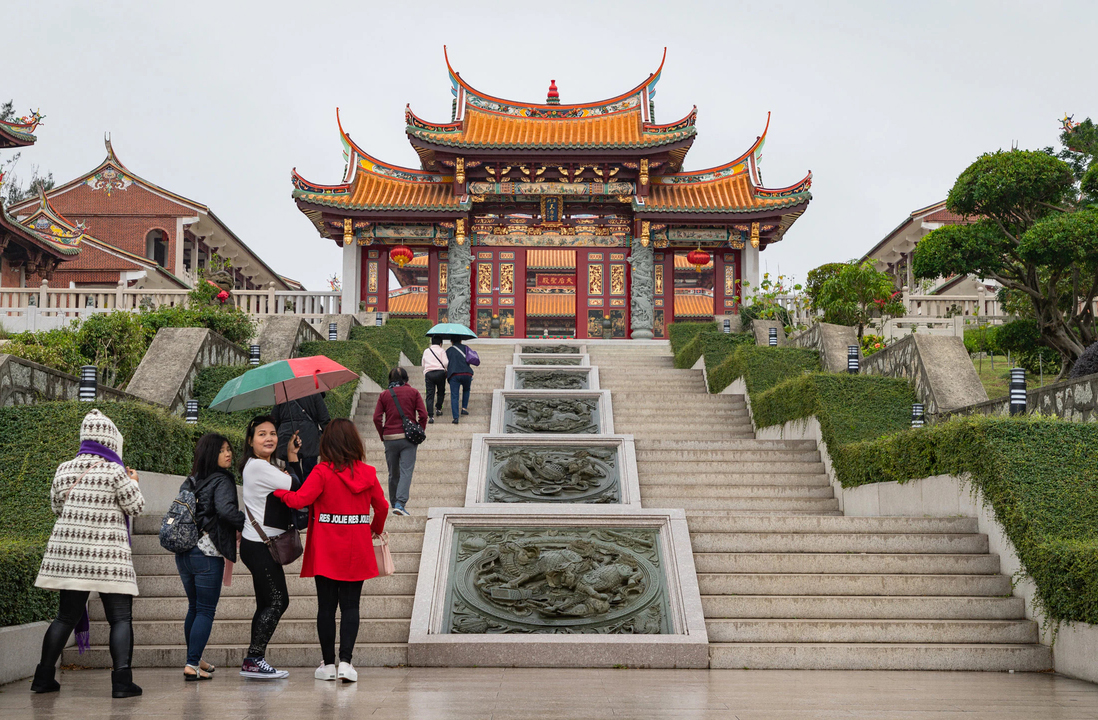 <p>O governo de Macau, por outro lado, busca reduzir a dependÃªncia exclusiva dos cassinos. Investimentos em turismo cultural e esportivo estÃ£o em andamento em prol de uma diversificaÃ§Ã£o que pretende equilibrar economia e sociedade. Assim, o futuro aponta para uma maior estabilidade.</p>
