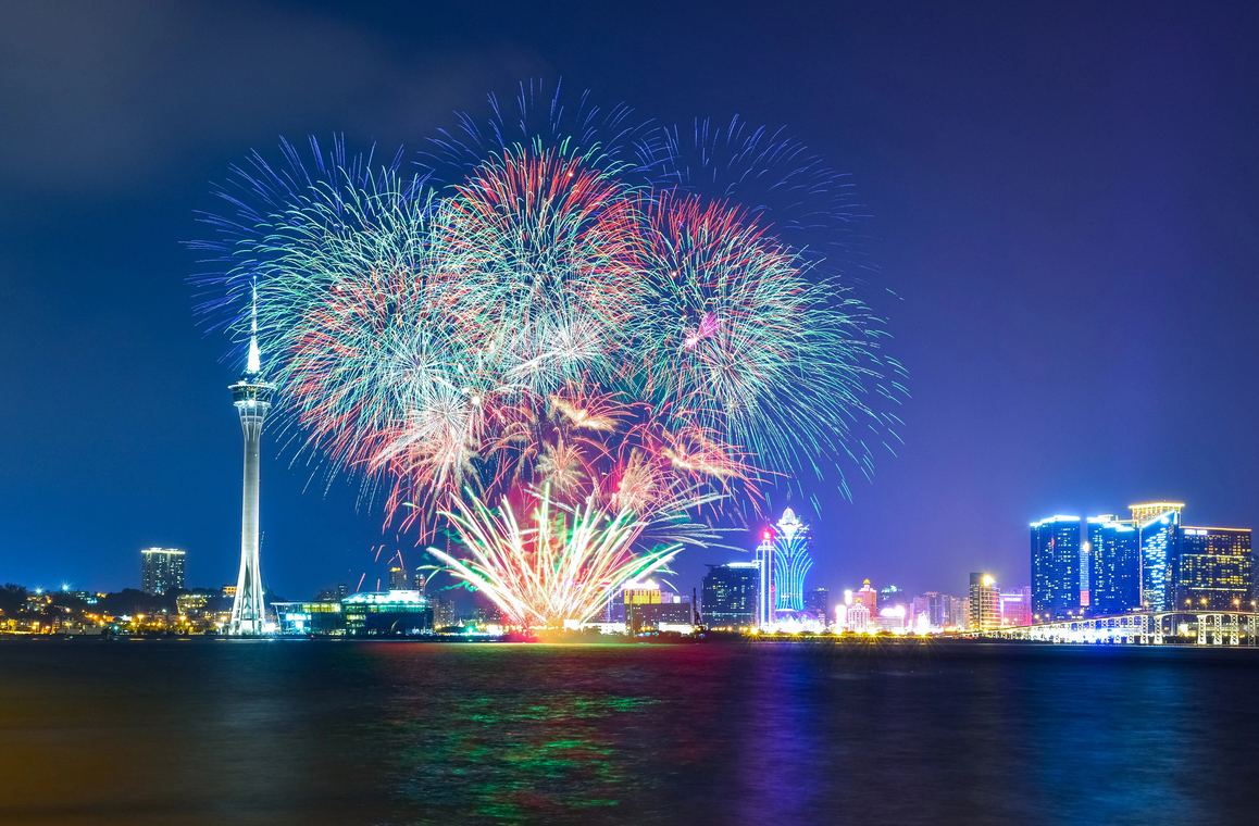 <p>Ao misturar tradição, inovação e ousadia econômica em sua trajetória, ainda mais fomentada por uma rivalidade com Las Vegas, a cidade de Macau é impulsionada a melhorias constantes. Não à toa, consolidou-se como potência mundial em jogos e entretenimento. Um símbolo legítimo de luxo e prosperidade global.</p>
