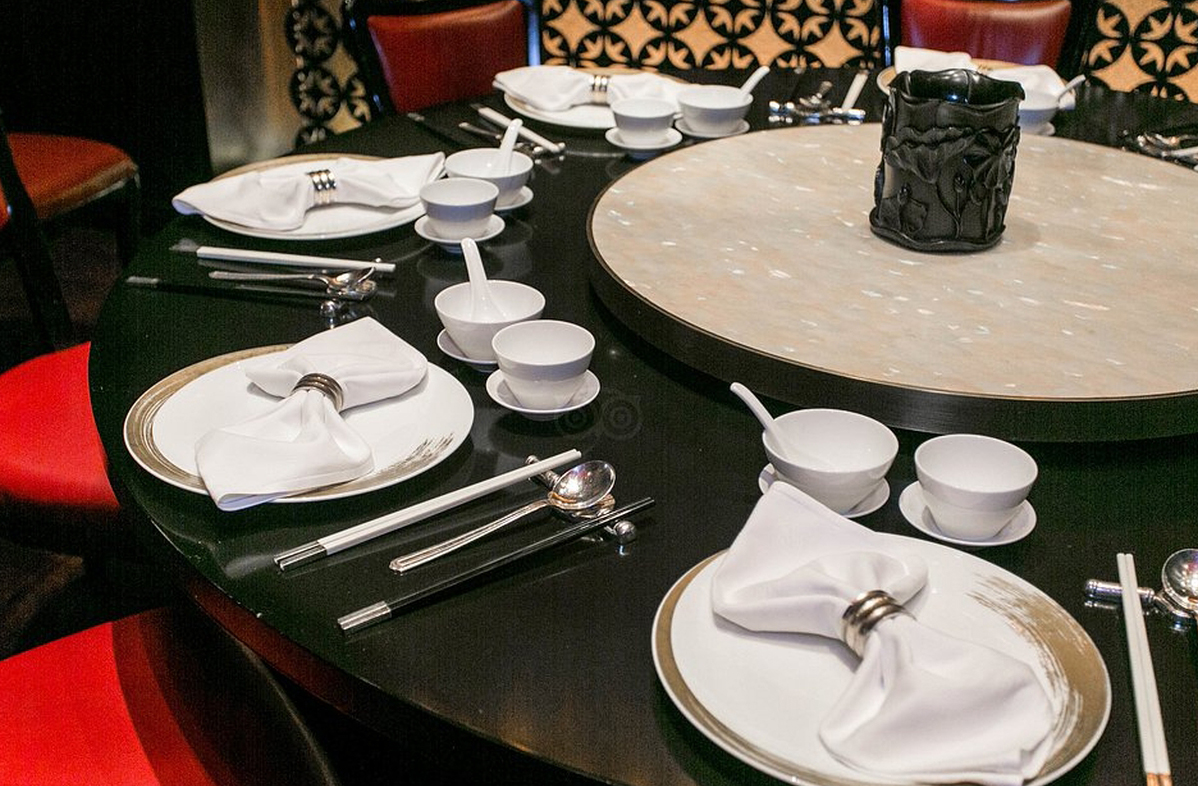 <p>Os cassinos oferecem restaurantes comandados por chefs renomados. A culinária varia entre pratos tradicionais chineses e cozinha internacional. Essa diversidade atende ao público cosmopolita que visita a cidade. A gastronomia, portanto, é parte essencial da experiência.</p>
