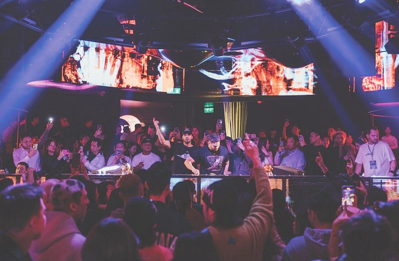 <p>Fora os cassinos, Macau possui bares e casas de espetáculo vibrantes: shows musicais e performances artísticas complementam o entretenimento. Essa oferta amplia o apelo turístico da cidade, revelando que a diversão vai muito além das apostas.</p>
