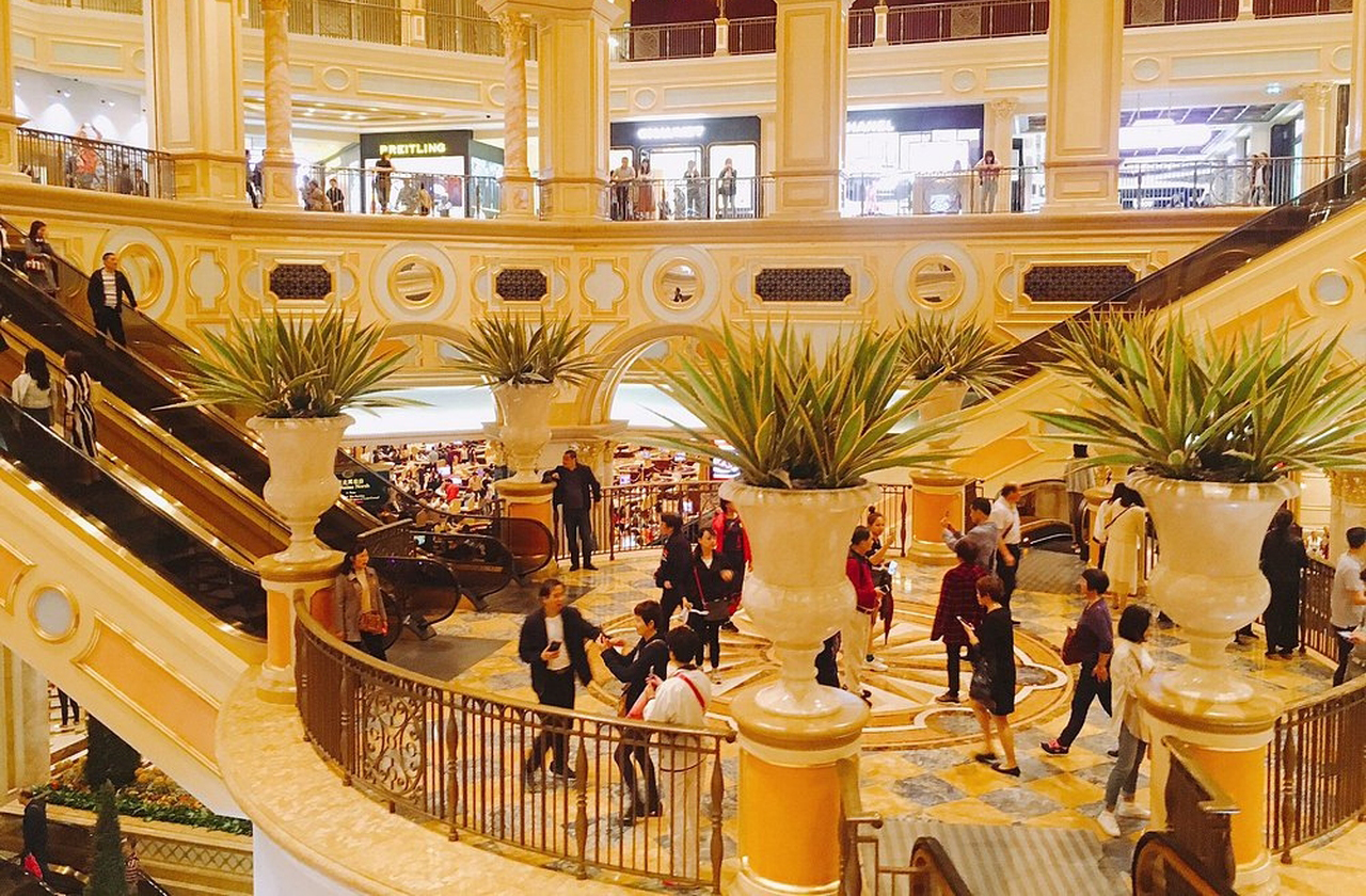 <p>A maioria dos turistas vem da China continental em busca de lazer rápido. Jogadores de alto poder aquisitivo também marcam presença, o que revela um mix de públicos que garante diversidade cultural nos cassinos. E, assim, Macau atende a diferentes perfis simultaneamente.</p>
