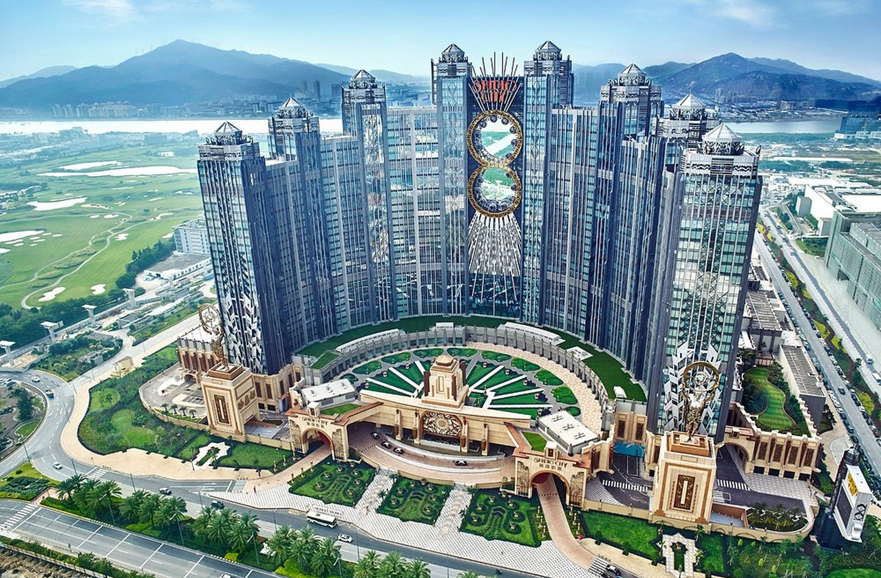 <p>Com a devolução à China em 1999, novas oportunidades surgiram. O governo abriu o mercado para operadores internacionais, o que ampliou a competição. Tal decisão trouxe investimentos bilionários e resorts luxuosos, e Macau entrou definitivamente no cenário global de jogos.</p>
