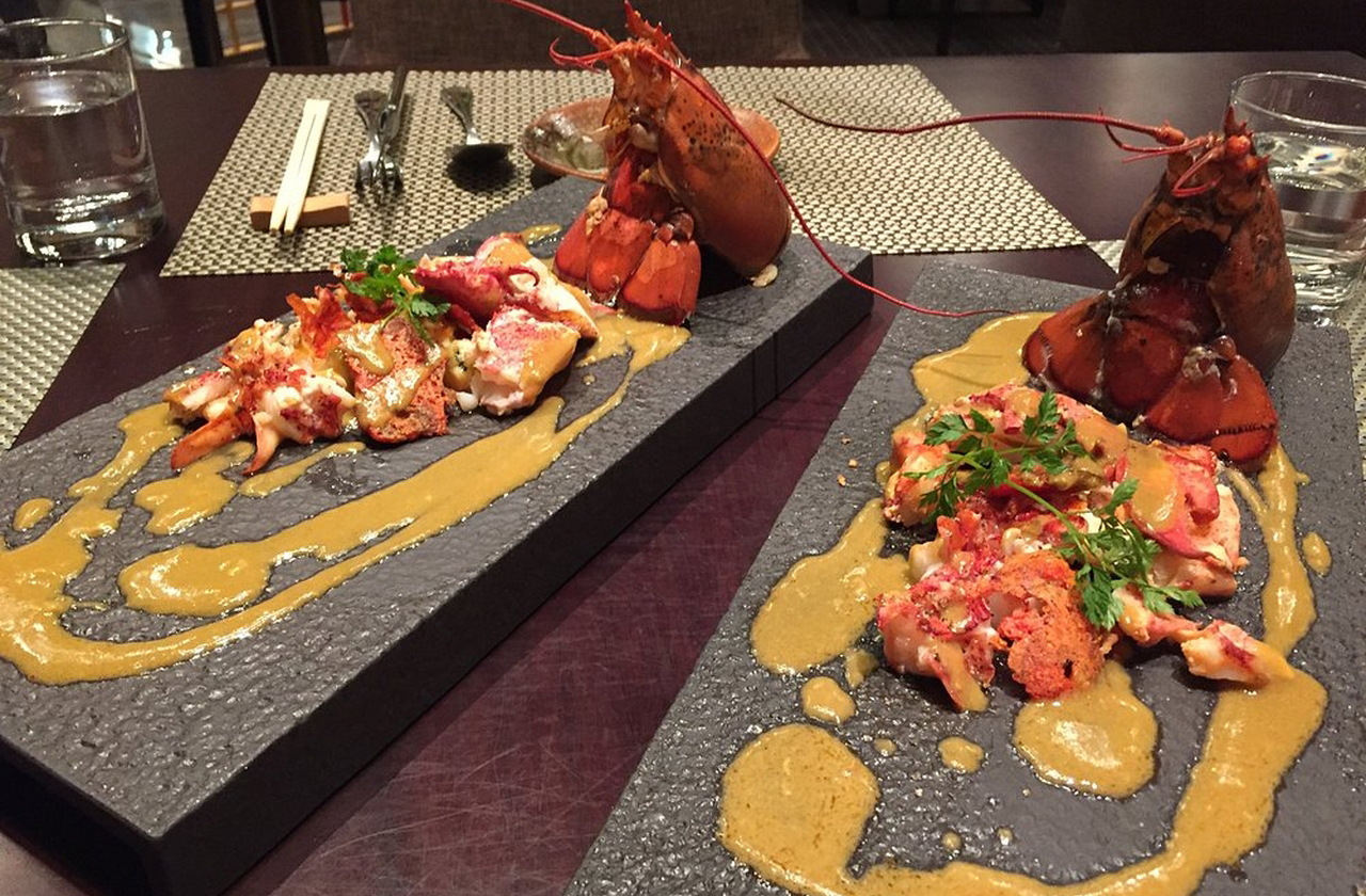 <p>Os cassinos não são apenas espaços de jogo, mas complexos completos. Hotéis cinco estrelas, restaurantes premiados e shoppings se unem em um só lugar. Essa integração cria experiências imersivas para turistas exigentes, e a cidade passa a redefinir o conceito de entretenimento.</p>
