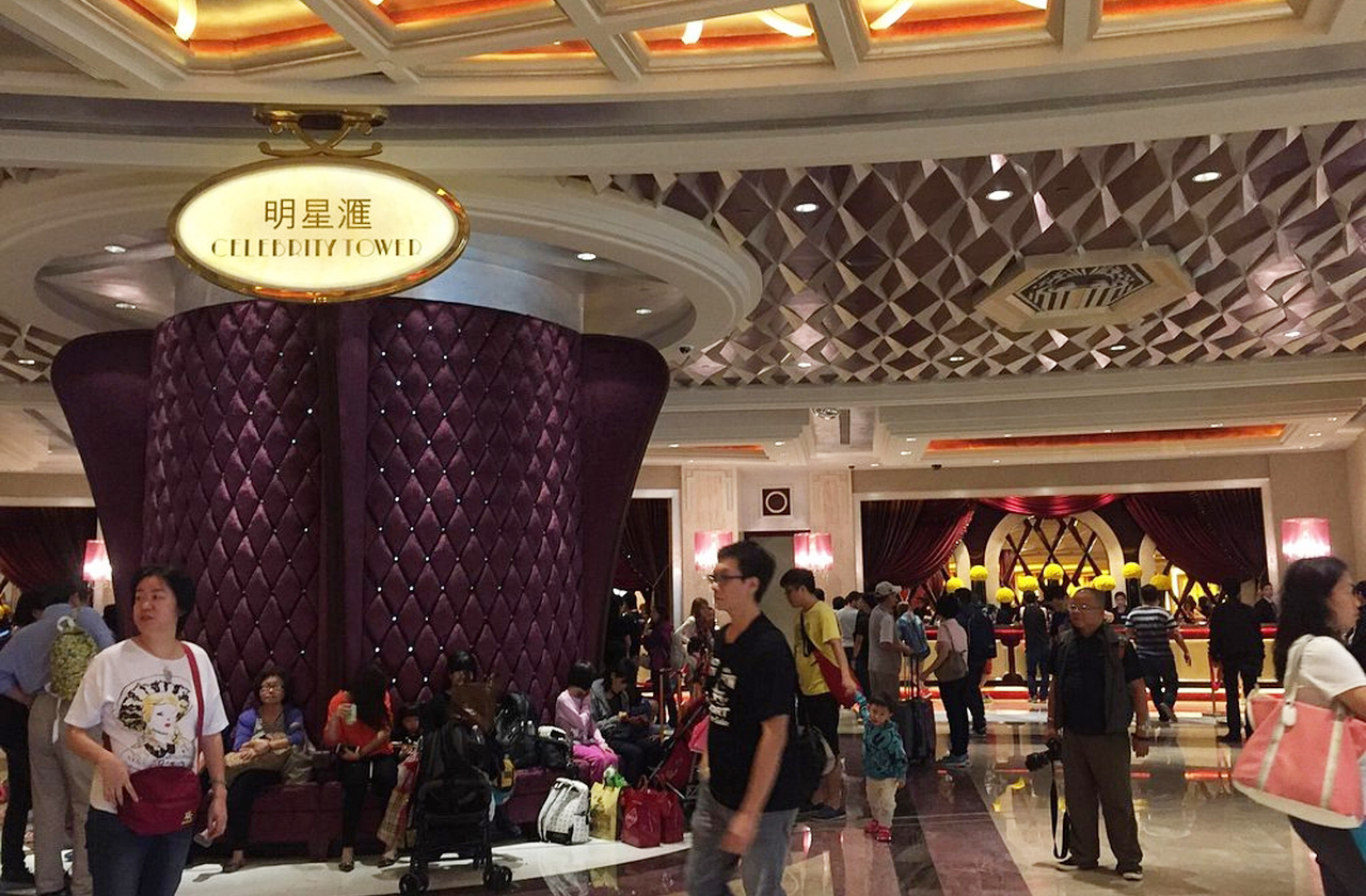 <p>MilhÃµes de visitantes chegam anualmente, vindos sobretudo da China continental. Entretanto, hÃ¡ tambÃ©m forte presenÃ§a de turistas de outros paÃ­ses asiÃ¡ticos. O fluxo constante sustenta a economia local e gera empregos, o que consolida Macau como destino global.</p>
