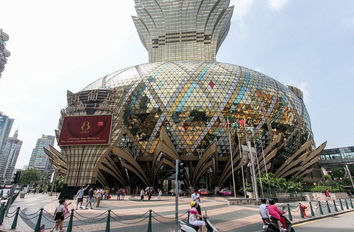<p>Resorts como o Venetian e o Grand Lisboa marcam a paisagem urbana. Suas construções grandiosas atraem visitantes mesmo sem interesse em jogos, e a estética mistura luxo ocidental com detalhes do outro lado do planeta. Um espetáculo visual permanente.</p>
