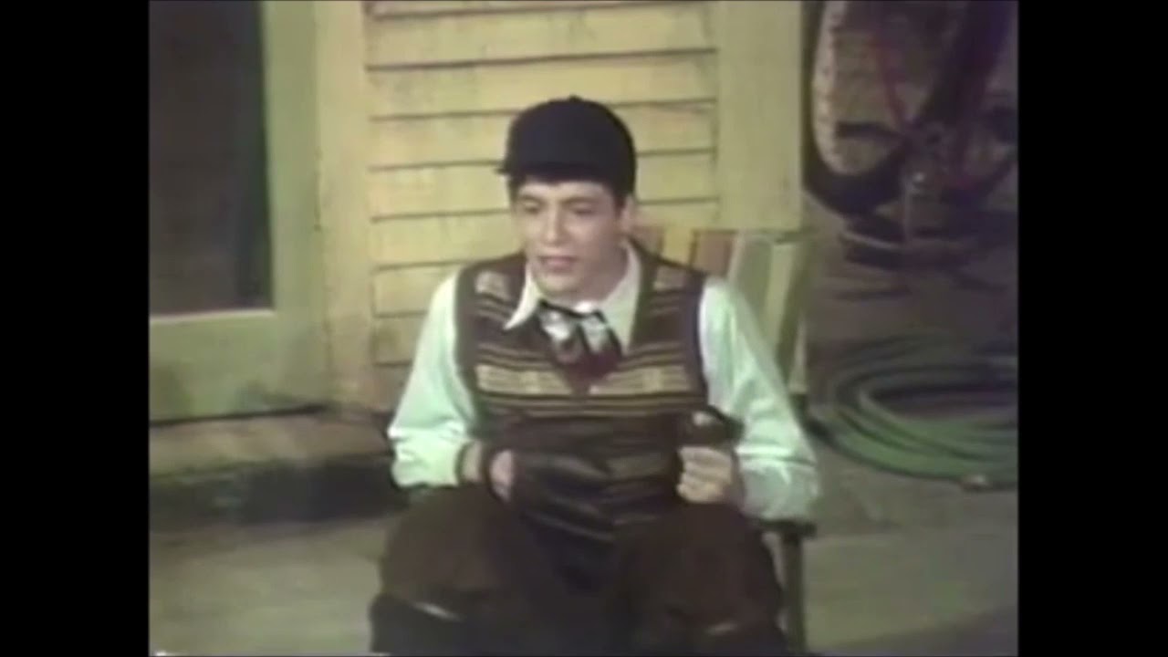 O reconhecimento chegou rapidamente com a peça “Memórias de Brighton Beach”, de 1983, escrita por Neil Simon. Ambientada no Brooklyn dos anos 1930, a obra retrata a rotina de uma família judia e rendeu a Broderick o Tony Award de Melhor Ator Coadjuvante em Peça.
