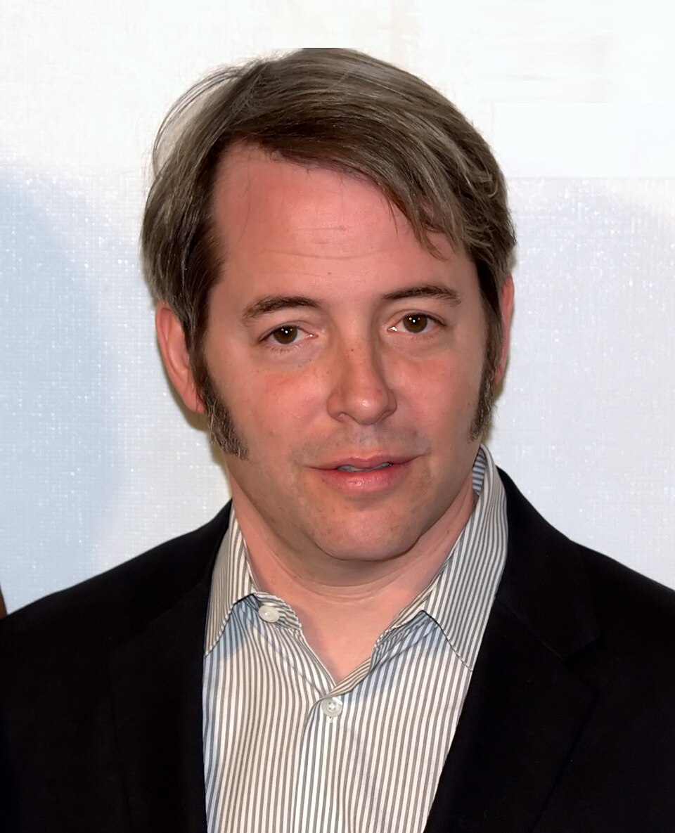 Matthew Broderick se envolveu em um grave acidente de carro na Irlanda em 1987, quando dirigia com a atriz Jennifer Grey, que resultou na morte de duas mulheres no outro veículo. Ele sofreu ferimentos sérios, como concussão, fraturas nas costelas e colapso pulmonar, e foi condenado por direção imprudente, com aplicação de multa, decisão criticada pela família das vítimas como uma punição branda. Anos depois, se reuniu com os familiares das vítimas em busca de encerramento sobre o caso.
