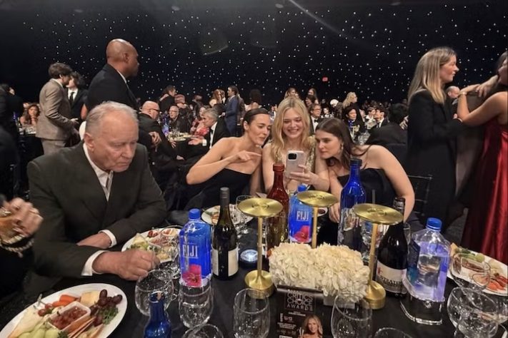 O sueco Stellan Skarsgård, de 'Valor Sentimental', viralizou com o semblante fechado no Critics Choice Awards – Reprodução/Instagram